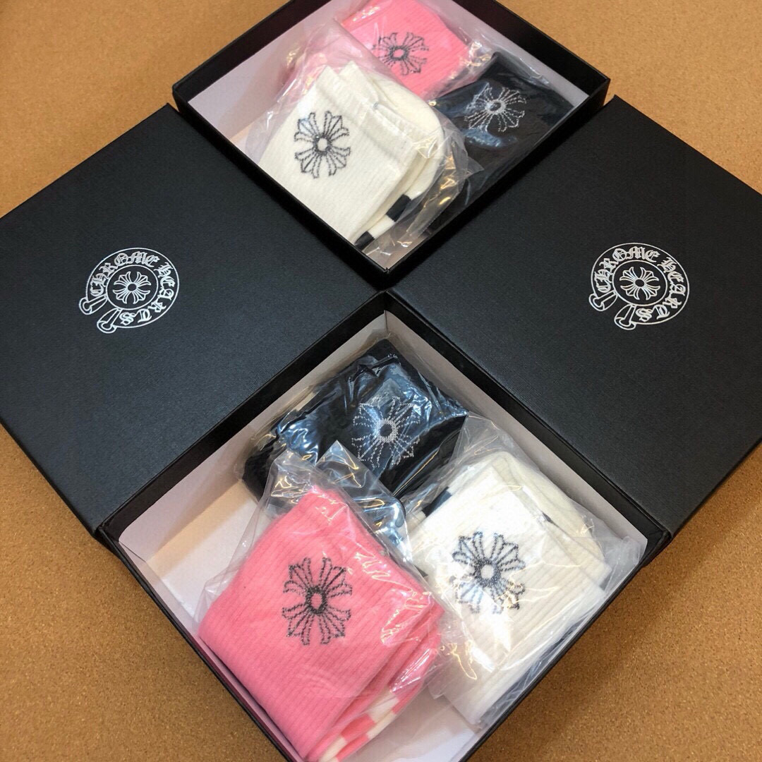  🆕❗️克罗心出口订单❗️别致吸睛，中筒设计，精梳棉材质❗️亲肤透气，表面有着温润的光泽感，上脚丝滑而显