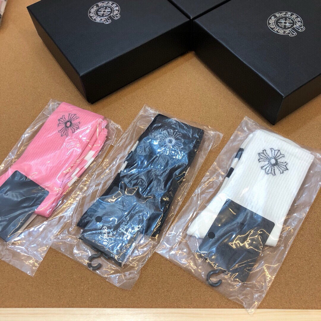  🆕❗️克罗心出口订单❗️别致吸睛，中筒设计，精梳棉材质❗️亲肤透气，表面有着温润的光泽感，上脚丝滑而显