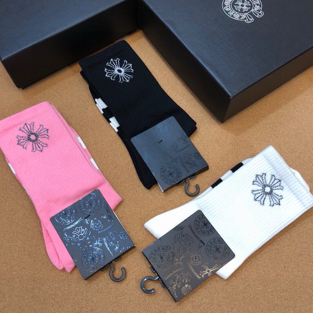  🆕❗️克罗心出口订单❗️别致吸睛，中筒设计，精梳棉材质❗️亲肤透气，表面有着温润的光泽感，上脚丝滑而显