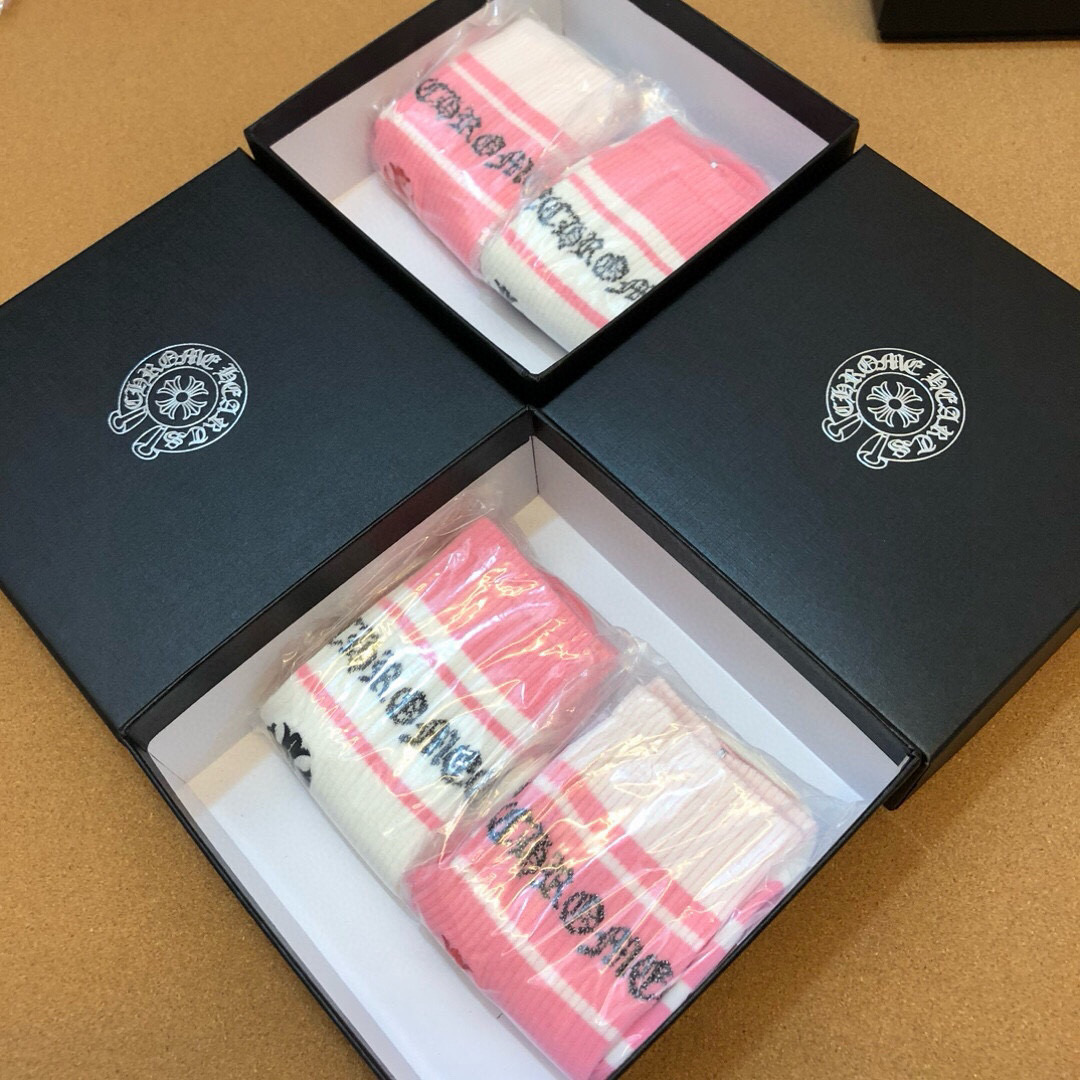  🆕❗️克罗心出口订单❗️别致吸睛，中筒设计，精梳棉材质❗️亲肤透气，表面有着温润的光泽感，上脚丝滑而显