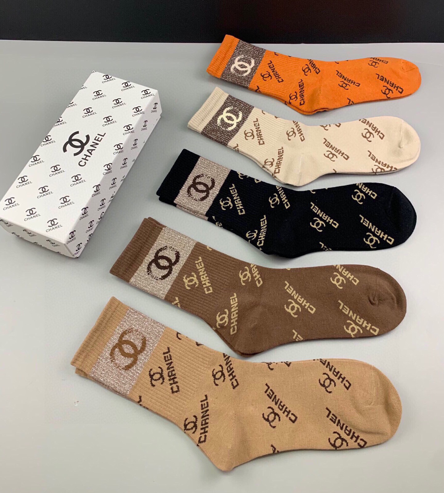  🆕CHANEL · 香奈儿❗️香奶奶家新品女款中筒袜子❗️【一盒五双】纯棉材质，柔软舒适透气，罗口提花