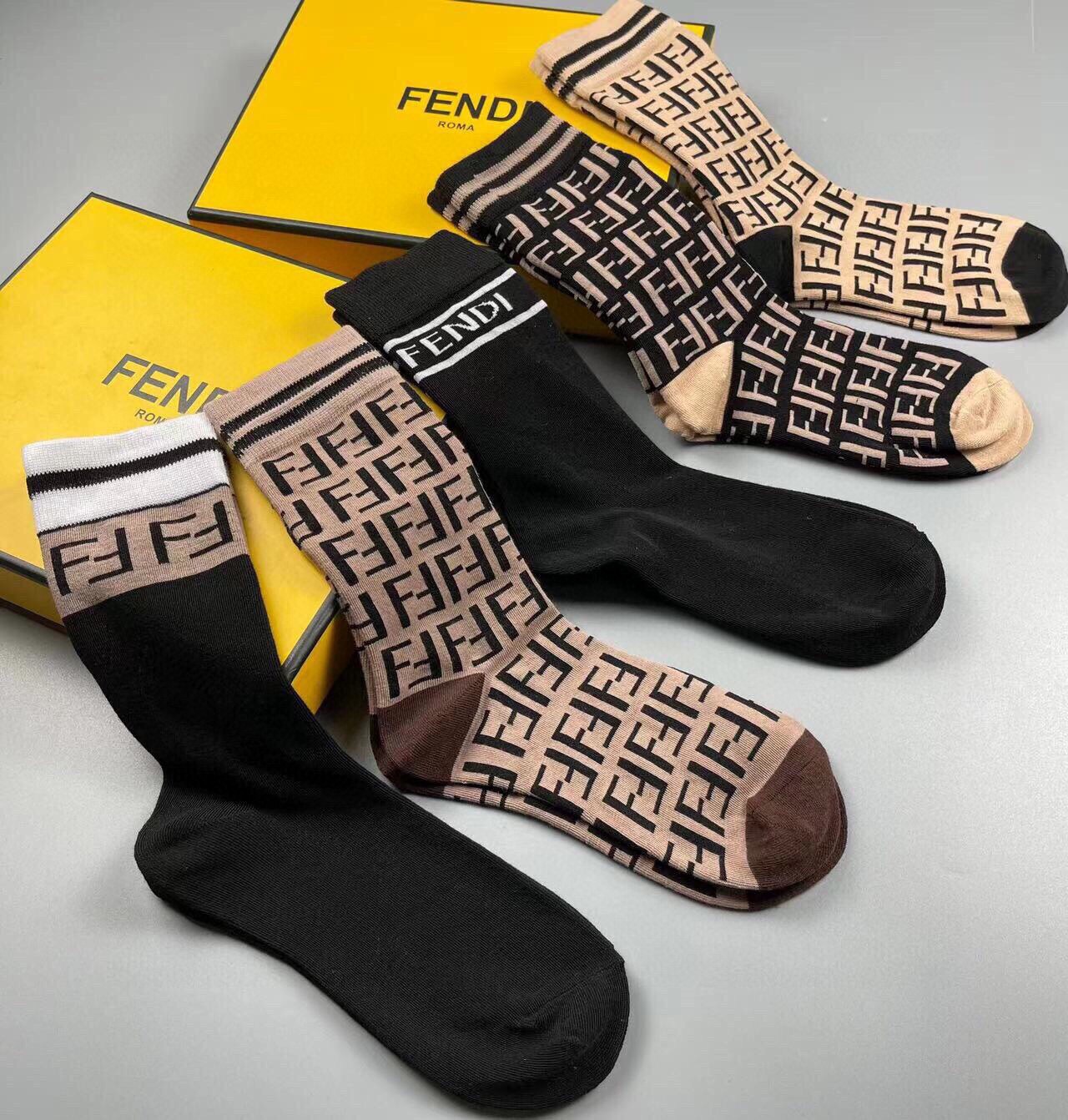  🆕FENDI · 芬迪❗️老佛爷家经典中筒女款袜子❗️【一盒五双】大F专柜同步，超级经典的双F标志，纯