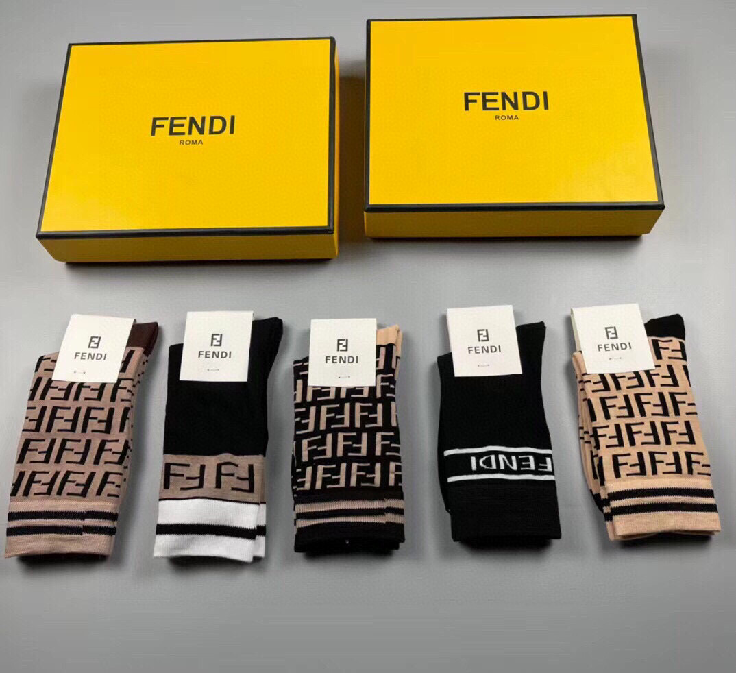  🆕FENDI · 芬迪❗️老佛爷家经典中筒女款袜子❗️【一盒五双】大F专柜同步，超级经典的双F标志，纯
