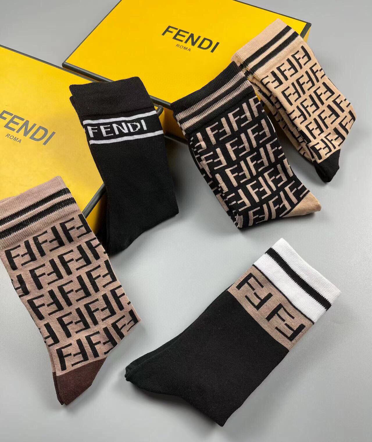  🆕FENDI · 芬迪❗️老佛爷家经典中筒女款袜子❗️【一盒五双】大F专柜同步，超级经典的双F标志，纯