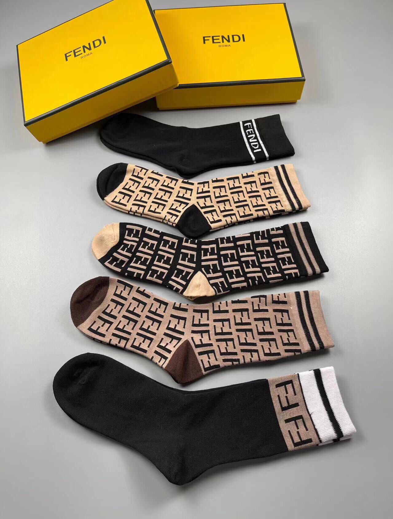  🆕FENDI · 芬迪❗️老佛爷家经典中筒女款袜子❗️【一盒五双】大F专柜同步，超级经典的双F标志，纯