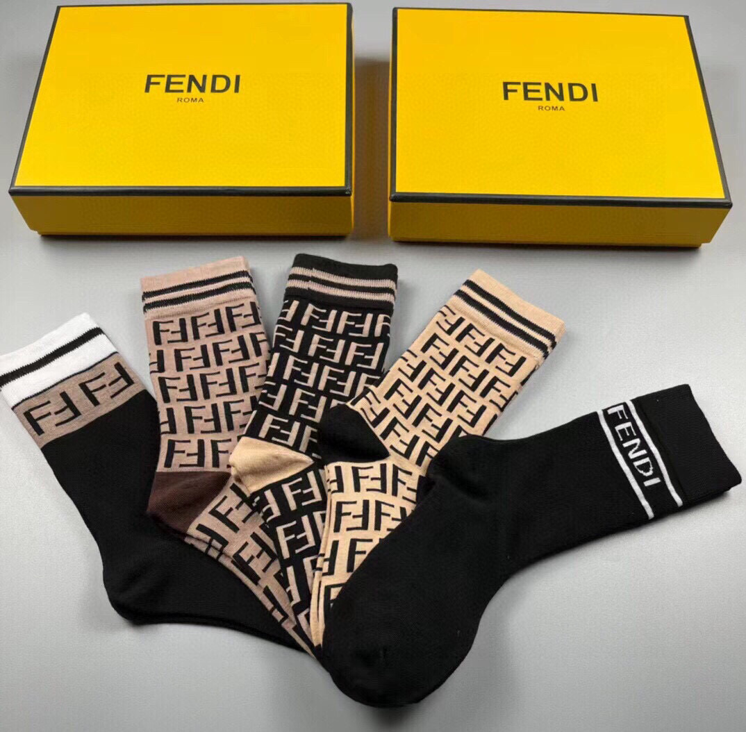  🆕FENDI · 芬迪❗️老佛爷家经典中筒女款袜子❗️【一盒五双】大F专柜同步，超级经典的双F标志，纯