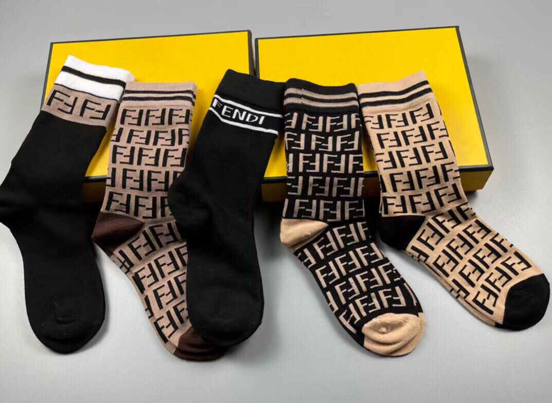  🆕FENDI · 芬迪❗️老佛爷家经典中筒女款袜子❗️【一盒五双】大F专柜同步，超级经典的双F标志，纯