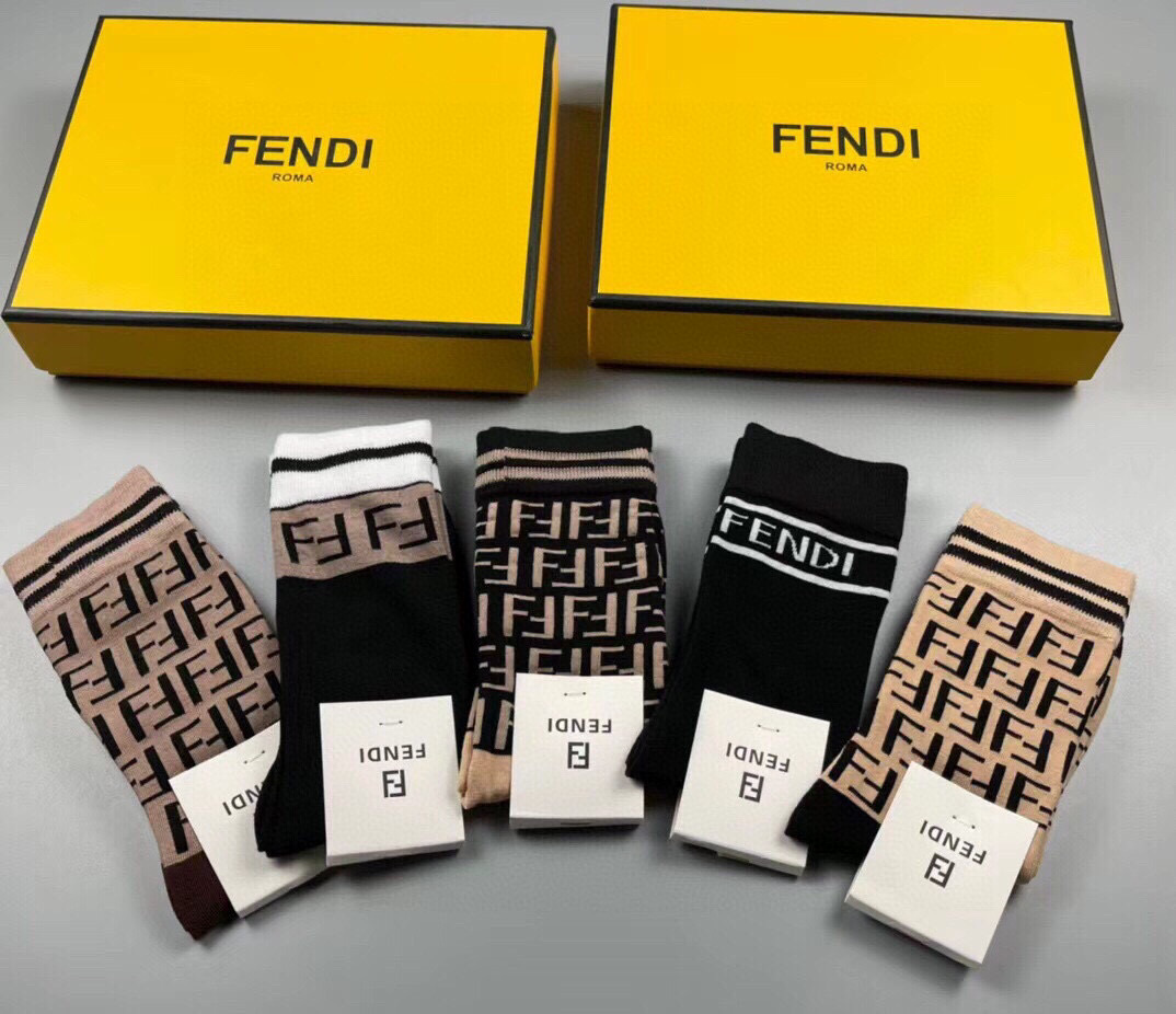  🆕FENDI · 芬迪❗️老佛爷家经典中筒女款袜子❗️【一盒五双】大F专柜同步，超级经典的双F标志，纯