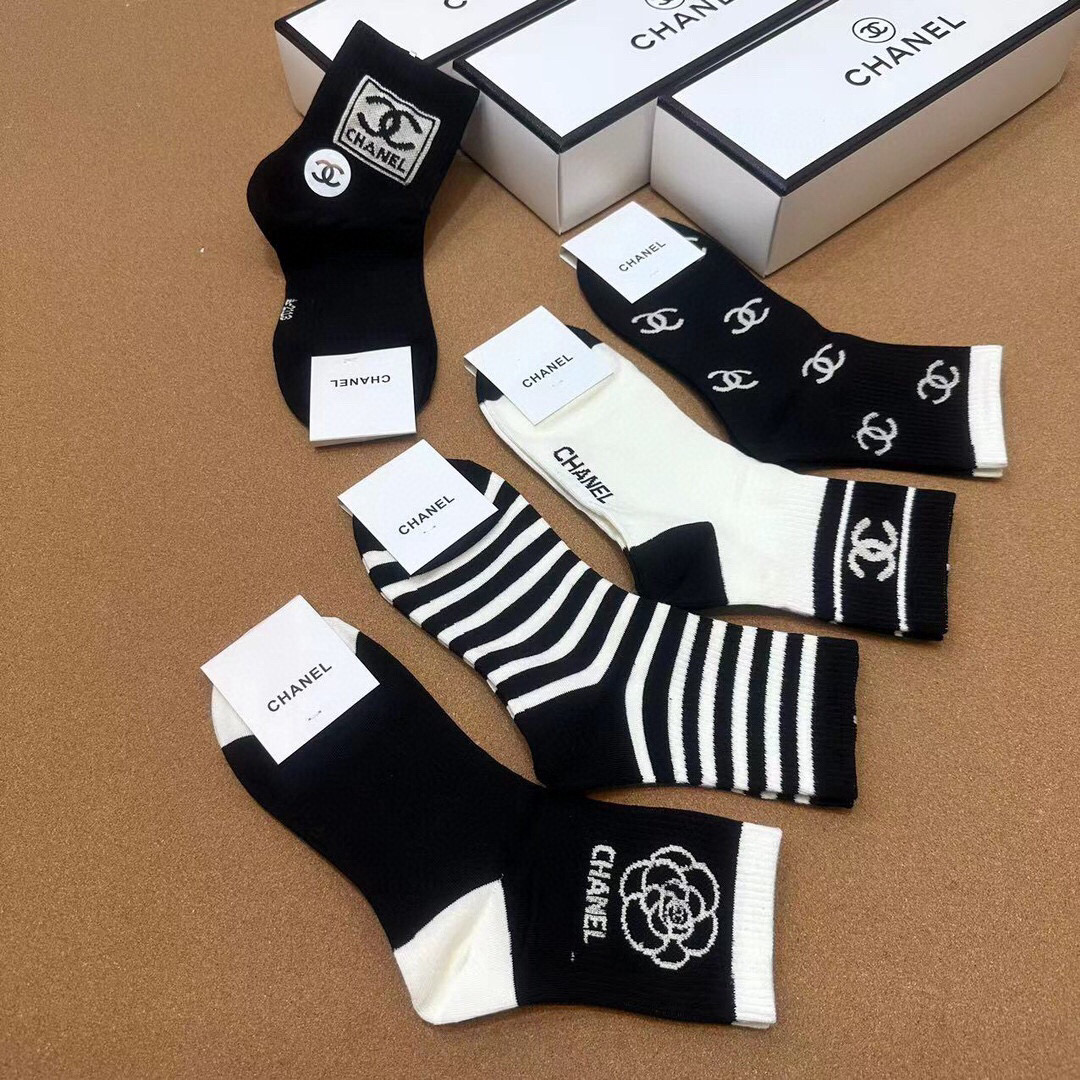  🆕CHANEL · 香奈儿❗️香奶奶家新品女款袜子❗️【一盒五双】纯棉材质，柔软舒适透气，提花经典品牌