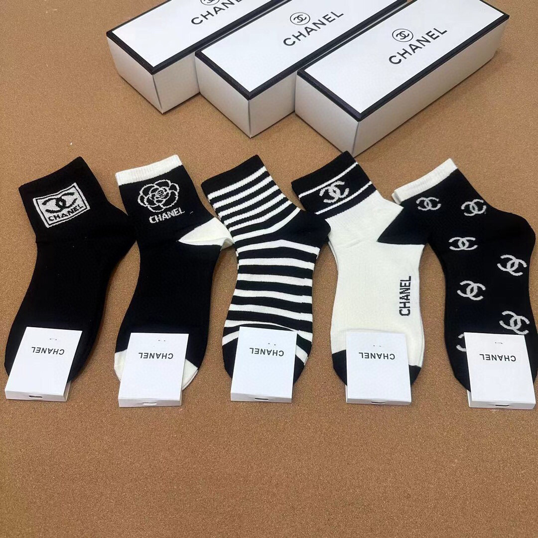  🆕CHANEL · 香奈儿❗️香奶奶家新品女款袜子❗️【一盒五双】纯棉材质，柔软舒适透气，提花经典品牌
