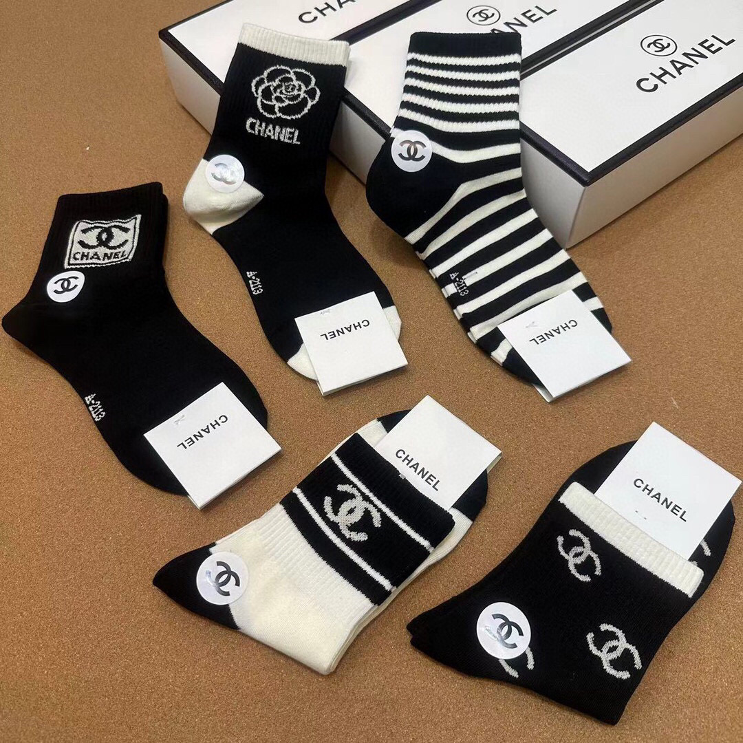  🆕CHANEL · 香奈儿❗️香奶奶家新品女款袜子❗️【一盒五双】纯棉材质，柔软舒适透气，提花经典品牌