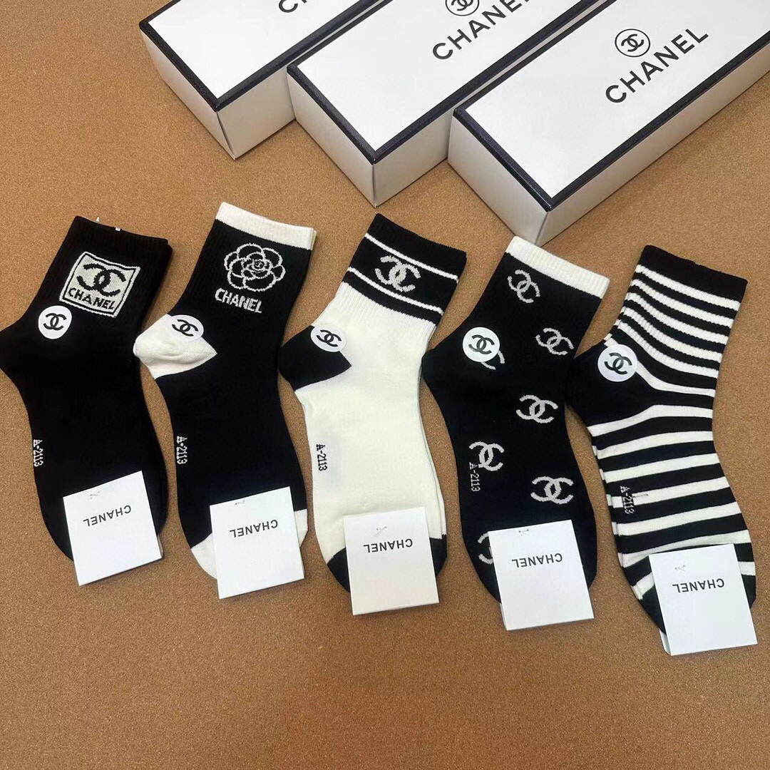  🆕CHANEL · 香奈儿❗️香奶奶家新品女款袜子❗️【一盒五双】纯棉材质，柔软舒适透气，提花经典品牌