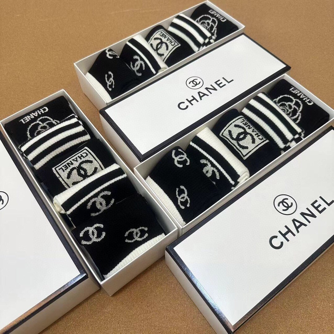  🆕CHANEL · 香奈儿❗️香奶奶家新品女款袜子❗️【一盒五双】纯棉材质，柔软舒适透气，提花经典品牌