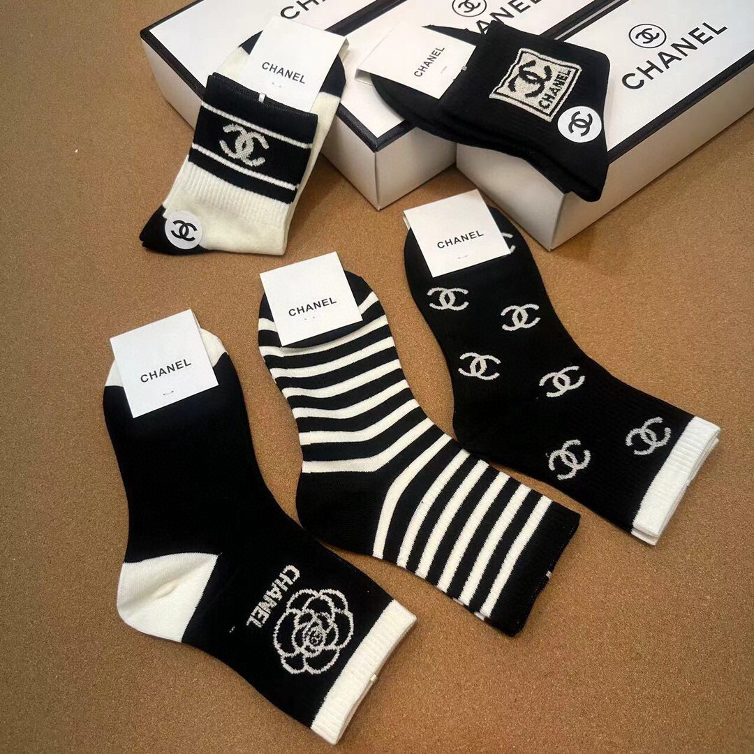  🆕CHANEL · 香奈儿❗️香奶奶家新品女款袜子❗️【一盒五双】纯棉材质，柔软舒适透气，提花经典品牌