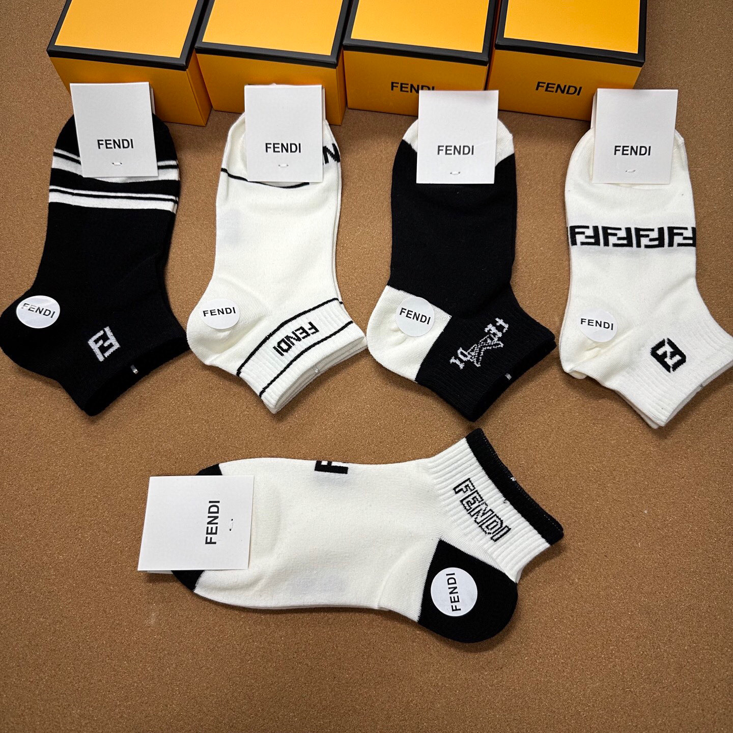  🆕FENDI · 芬迪❗️FF新品袜子❗️【一盒五双】提花经典的双F标志，纯棉材质制造，透气舒适，超级