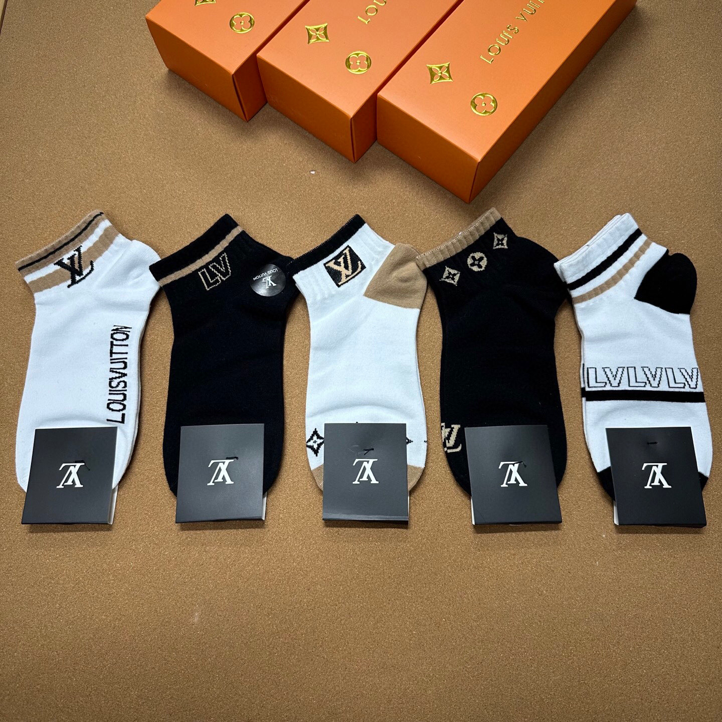  🆕LOUIS VUITTON · 路易威登❗️大驴家新品袜子❗️【一盒五双】纯棉材质，柔软舒适，提花经