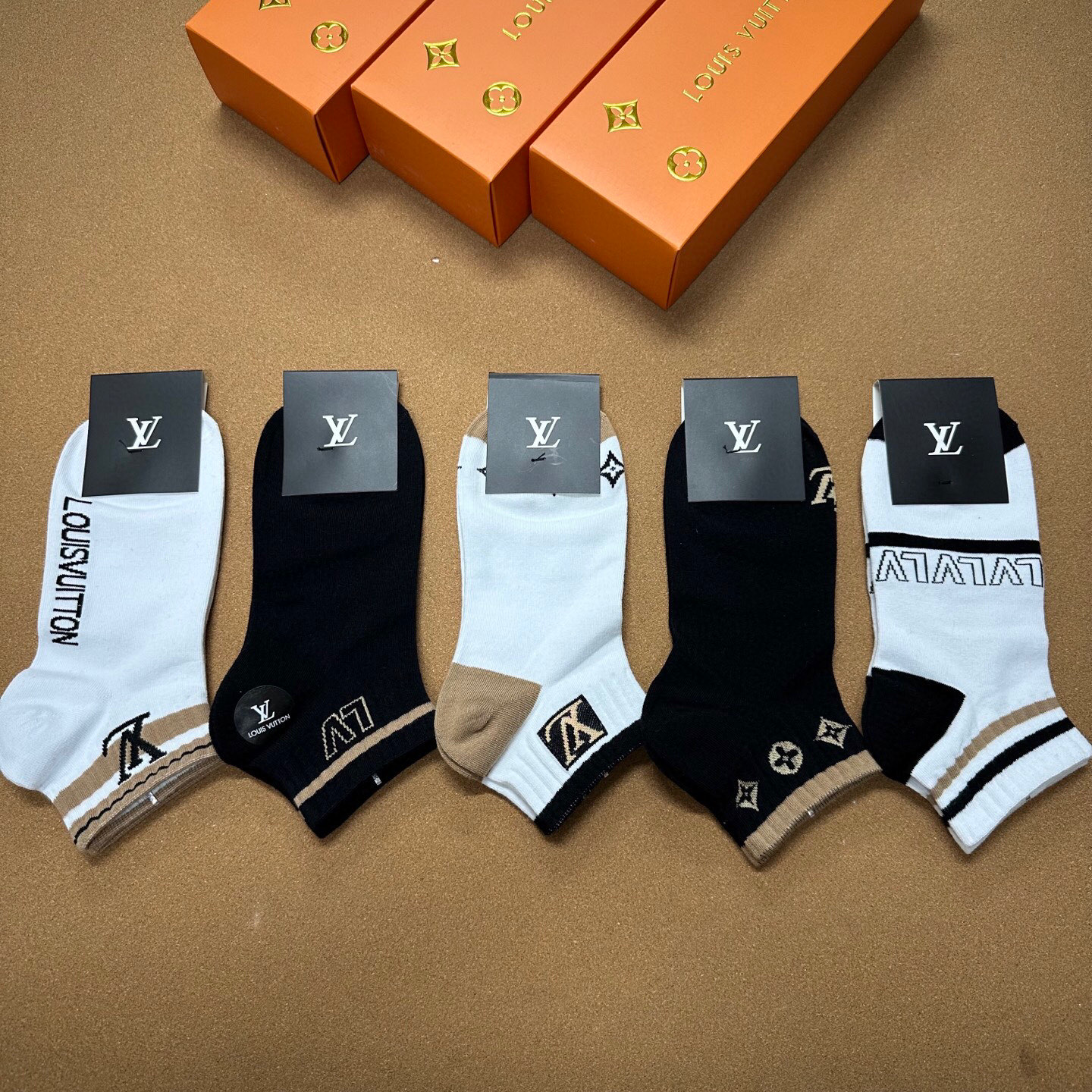  🆕LOUIS VUITTON · 路易威登❗️大驴家新品袜子❗️【一盒五双】纯棉材质，柔软舒适，提花经
