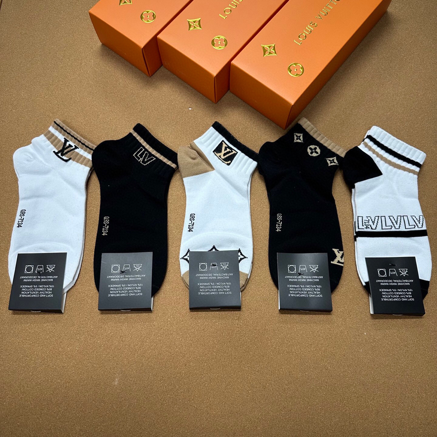  🆕LOUIS VUITTON · 路易威登❗️大驴家新品袜子❗️【一盒五双】纯棉材质，柔软舒适，提花经