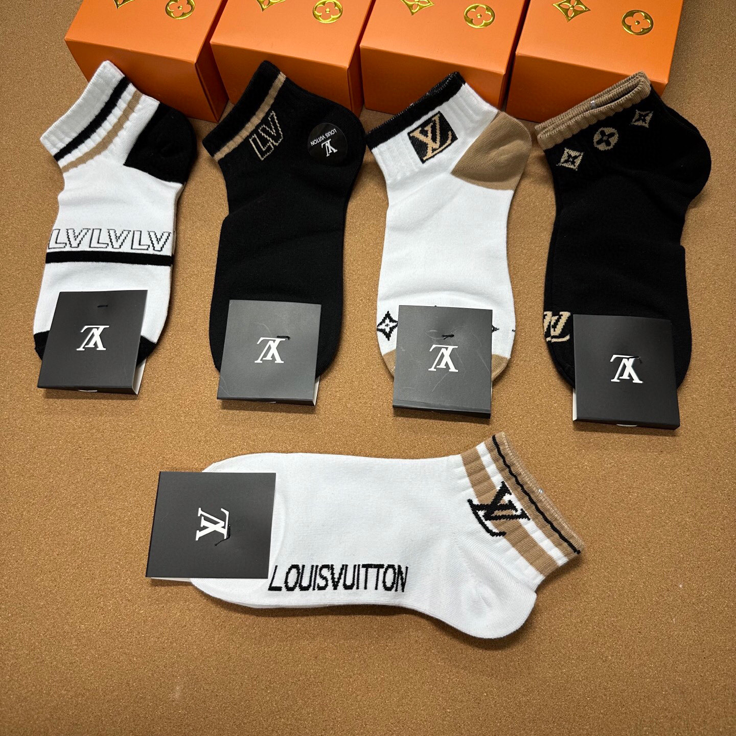  🆕LOUIS VUITTON · 路易威登❗️大驴家新品袜子❗️【一盒五双】纯棉材质，柔软舒适，提花经