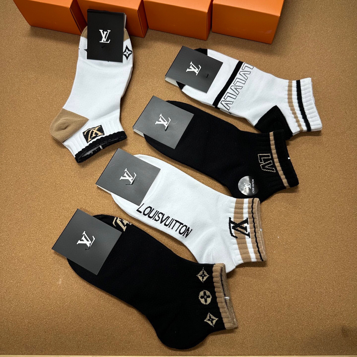  🆕LOUIS VUITTON · 路易威登❗️大驴家新品袜子❗️【一盒五双】纯棉材质，柔软舒适，提花经