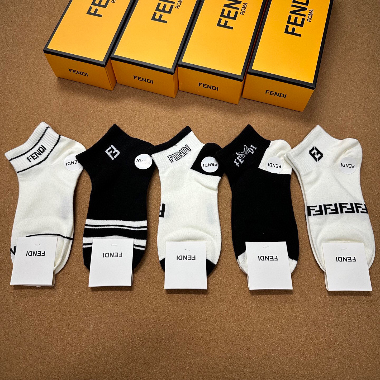  🆕FENDI · 芬迪❗️FF新品袜子❗️【一盒五双】提花经典的双F标志，纯棉材质制造，透气舒适，超级