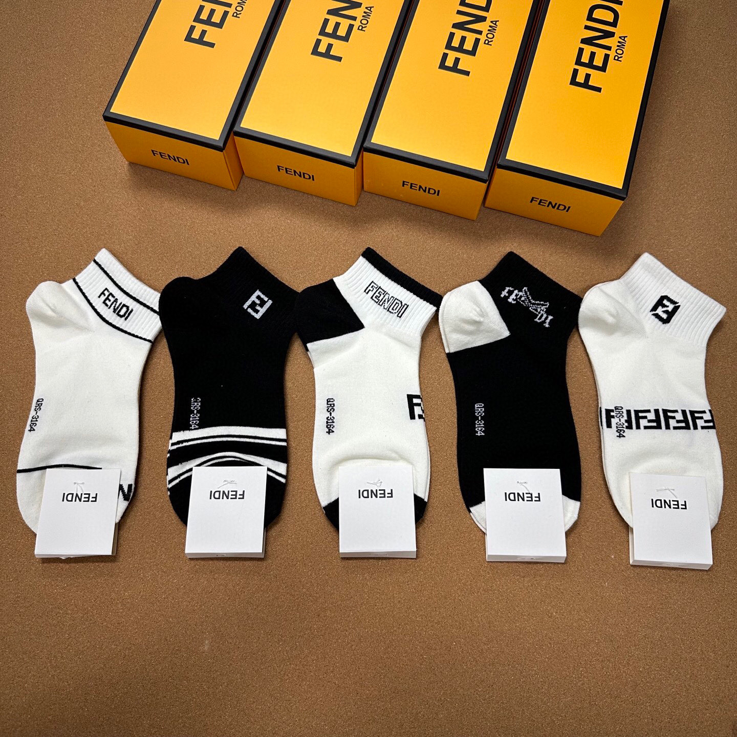  🆕FENDI · 芬迪❗️FF新品袜子❗️【一盒五双】提花经典的双F标志，纯棉材质制造，透气舒适，超级