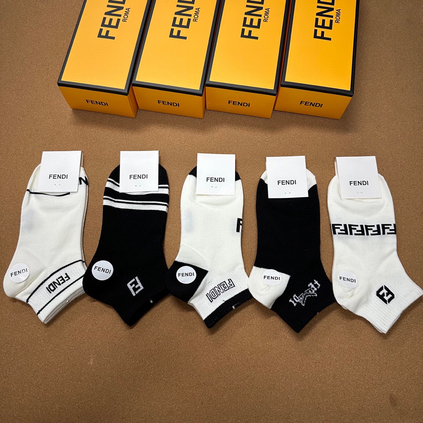  🆕FENDI · 芬迪❗️FF新品袜子❗️【一盒五双】提花经典的双F标志，纯棉材质制造，透气舒适，超级