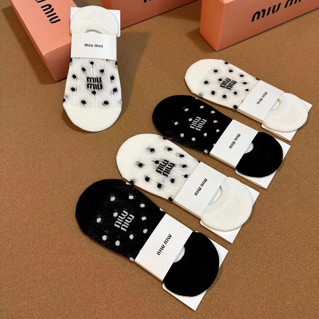  🆕Miumiu · 缪缪❗️谬家新品女款隐形袜子❗️【一盒五双】提花经典标志，纯棉材质，超舒适超美腻❗