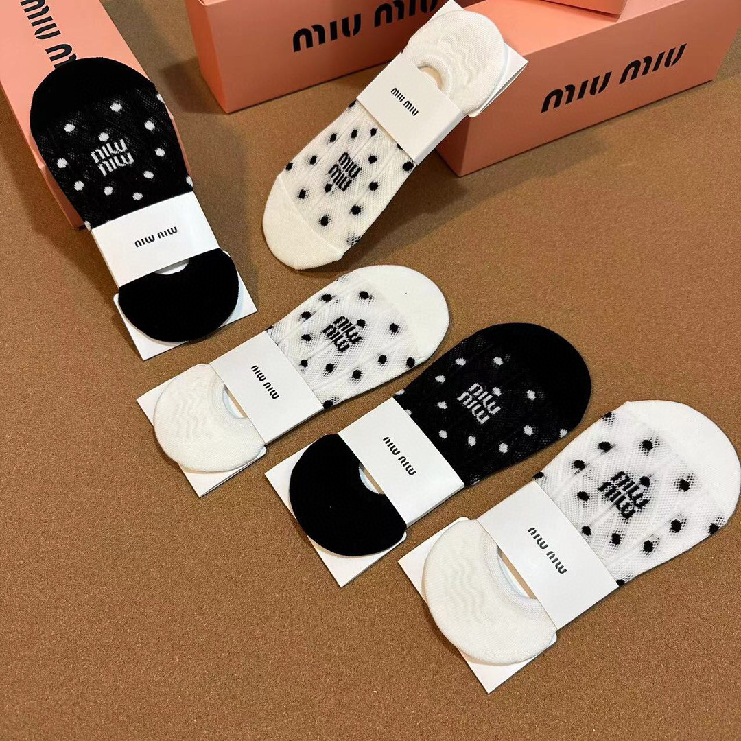  🆕Miumiu · 缪缪❗️谬家新品女款隐形袜子❗️【一盒五双】提花经典标志，纯棉材质，超舒适超美腻❗