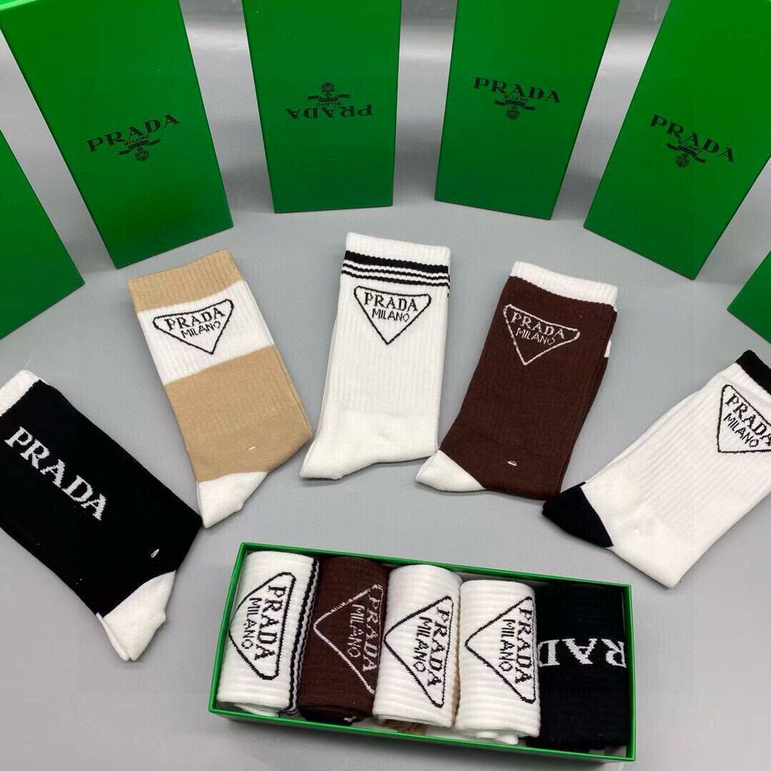  🆕PRADA · 普拉达新品长筒袜子❗️【一盒五双】纯棉材质织造，提花经典标志，柔软舒适，大牌出街，潮