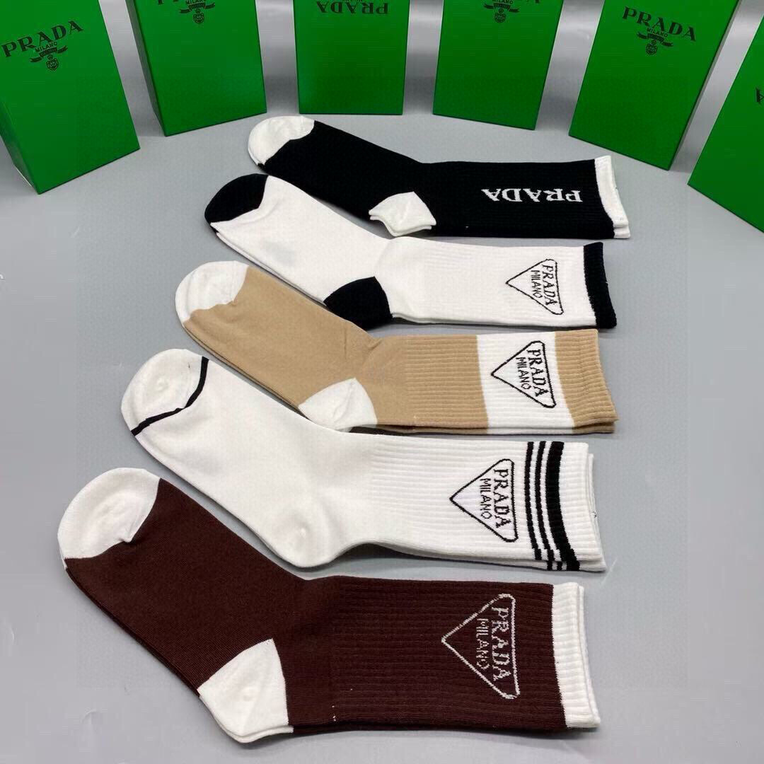  🆕PRADA · 普拉达新品长筒袜子❗️【一盒五双】纯棉材质织造，提花经典标志，柔软舒适，大牌出街，潮