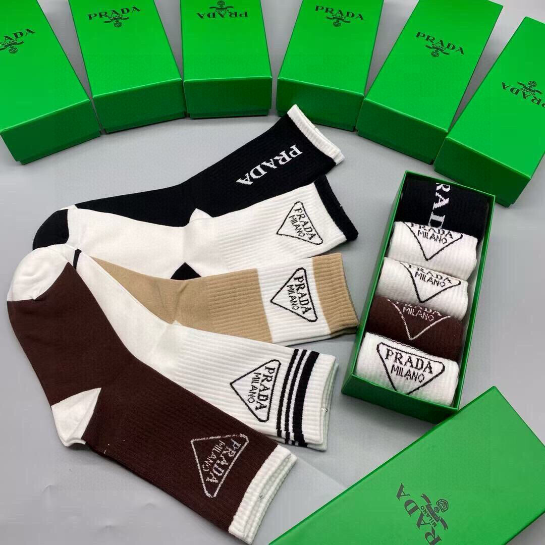  🆕PRADA · 普拉达新品长筒袜子❗️【一盒五双】纯棉材质织造，提花经典标志，柔软舒适，大牌出街，潮