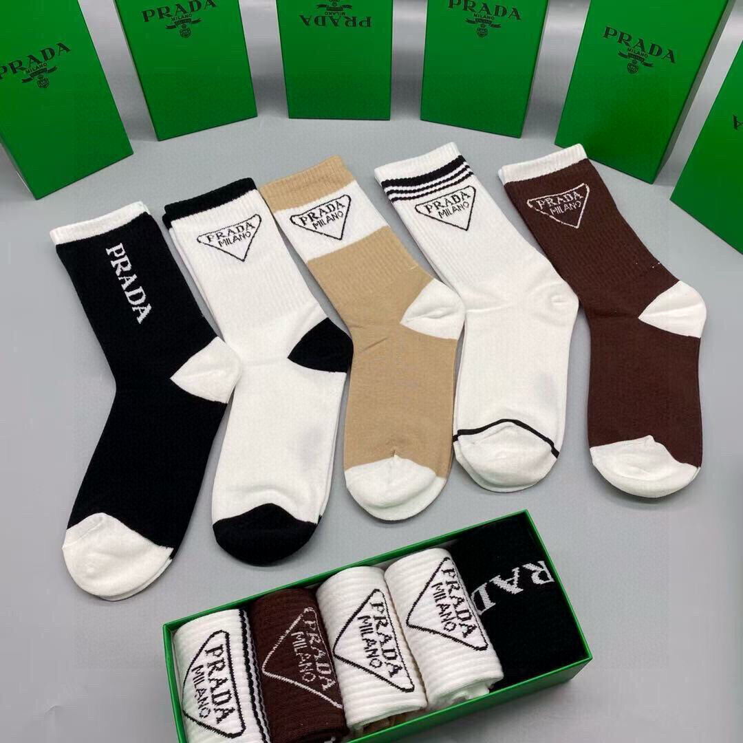  🆕PRADA · 普拉达新品长筒袜子❗️【一盒五双】纯棉材质织造，提花经典标志，柔软舒适，大牌出街，潮