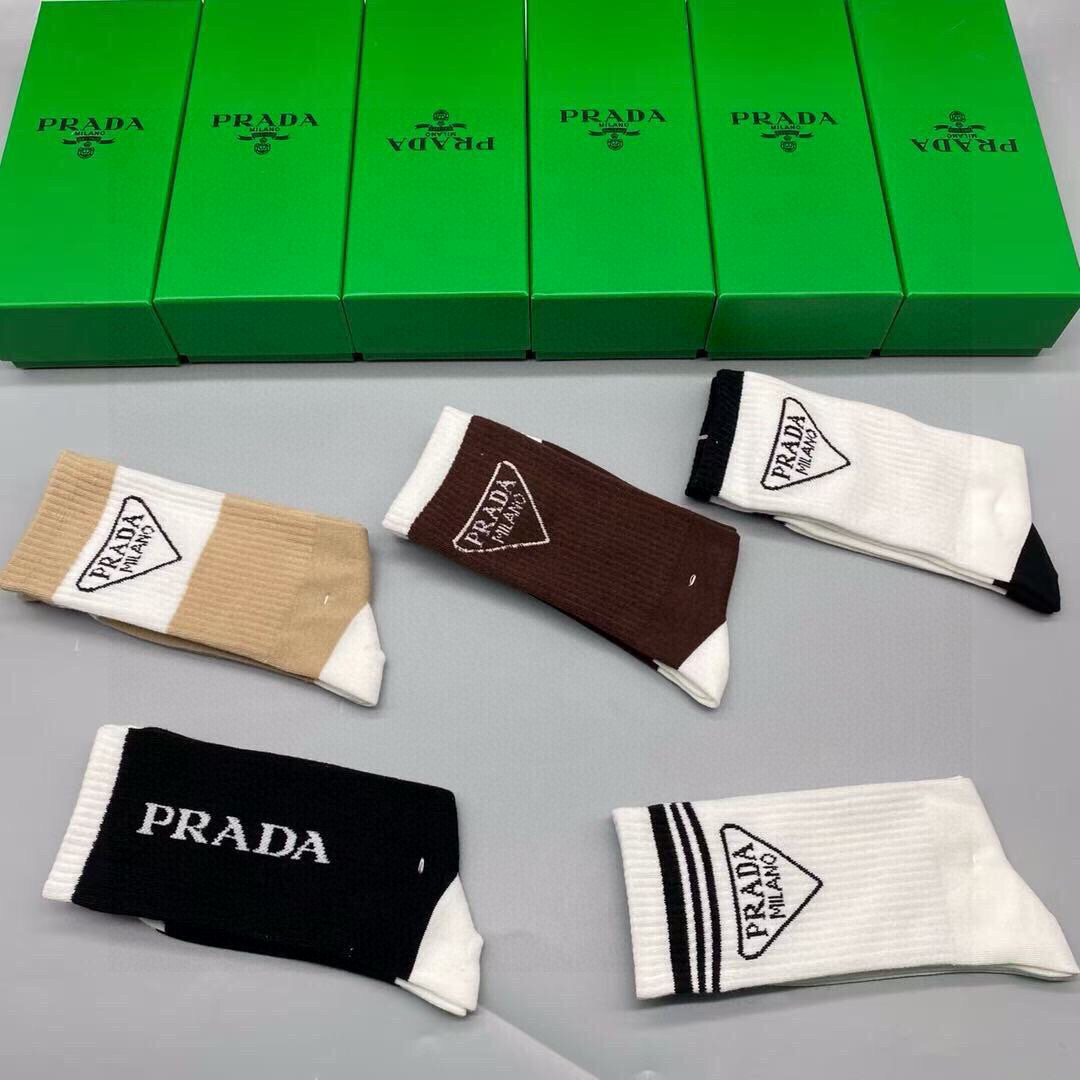  🆕PRADA · 普拉达新品长筒袜子❗️【一盒五双】纯棉材质织造，提花经典标志，柔软舒适，大牌出街，潮
