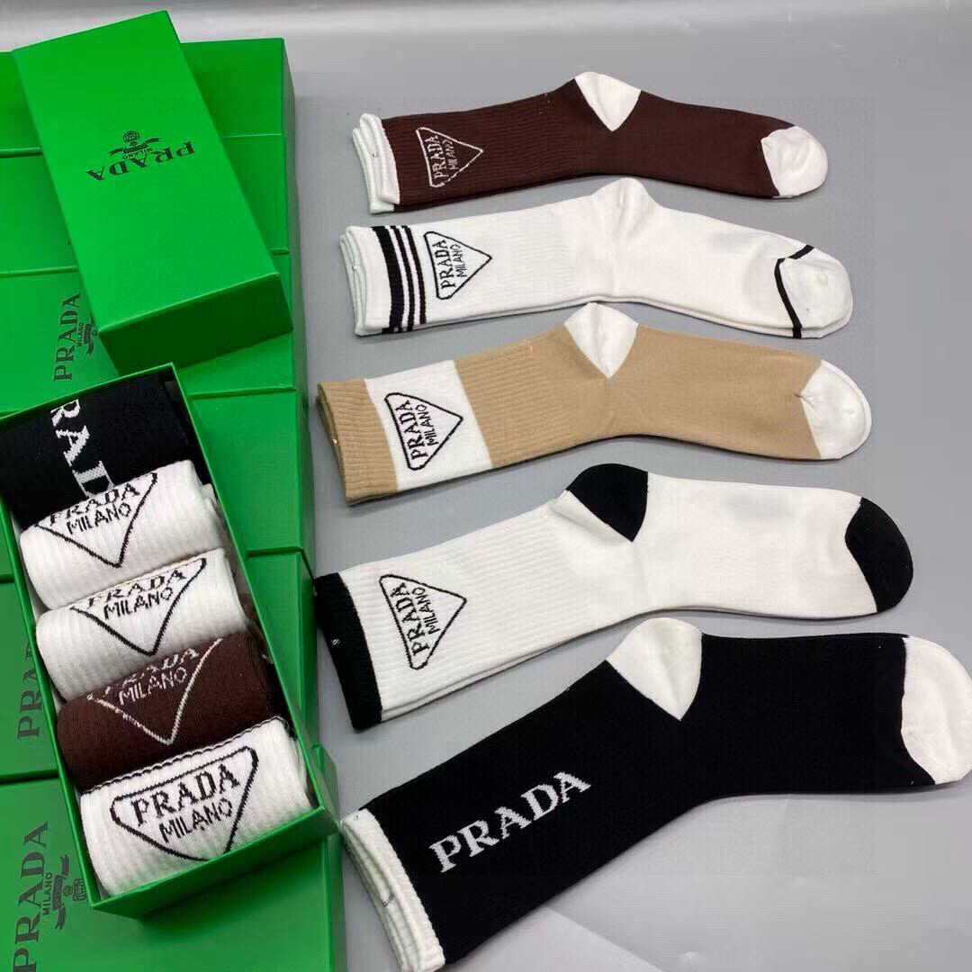  🆕PRADA · 普拉达新品长筒袜子❗️【一盒五双】纯棉材质织造，提花经典标志，柔软舒适，大牌出街，潮
