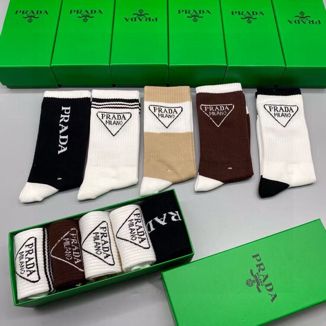  🆕PRADA · 普拉达新品长筒袜子❗️【一盒五双】纯棉材质织造，提花经典标志，柔软舒适，大牌出街，潮