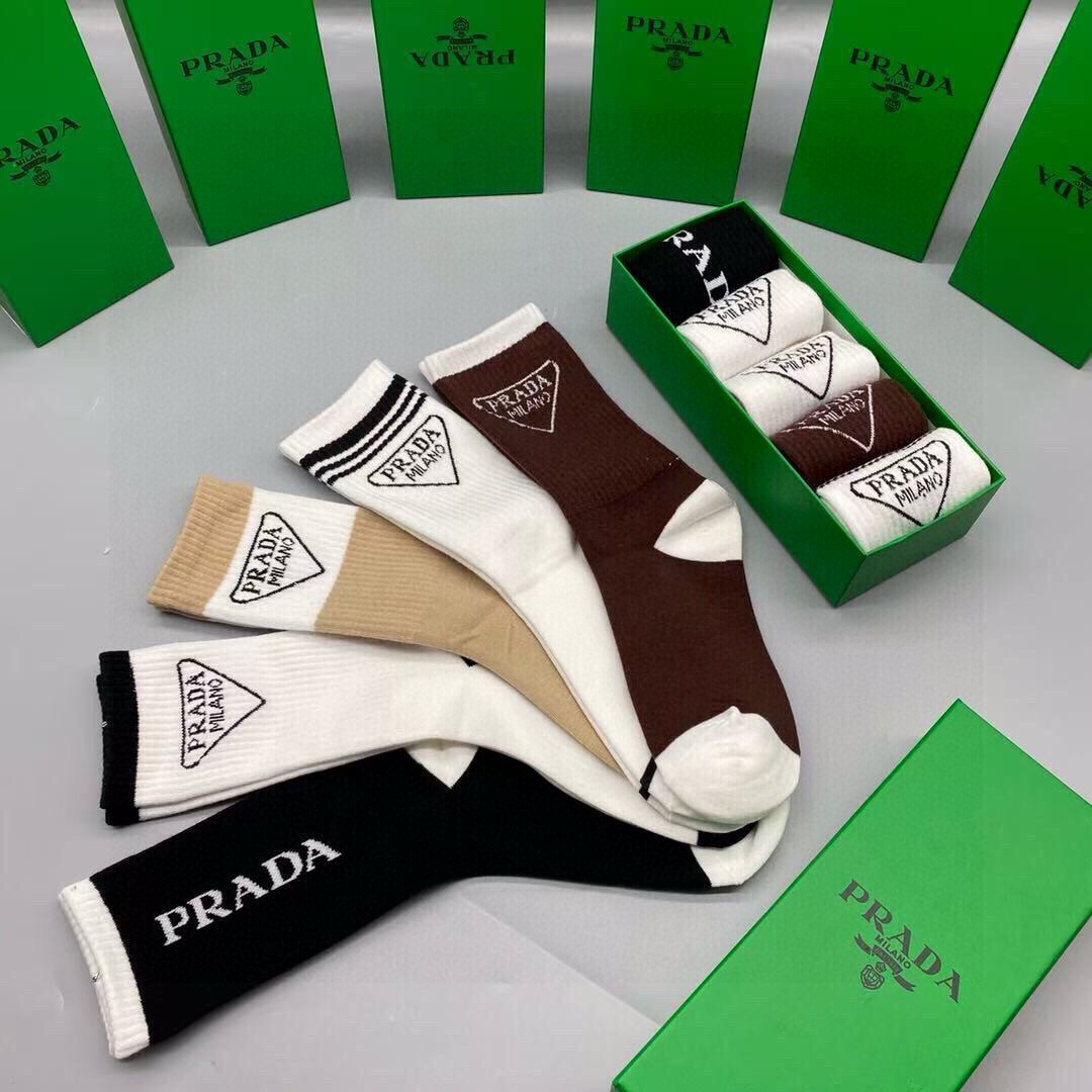  🆕PRADA · 普拉达新品长筒袜子❗️【一盒五双】纯棉材质织造，提花经典标志，柔软舒适，大牌出街，潮