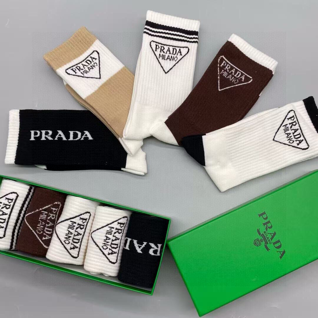  🆕PRADA · 普拉达新品长筒袜子❗️【一盒五双】纯棉材质织造，提花经典标志，柔软舒适，大牌出街，潮