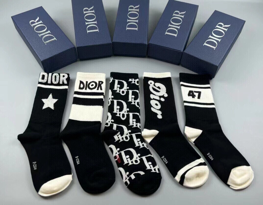  🆕Dior · 迪奥❗️D家新品女款中筒袜子❗️【一盒五双】纯棉材质，上脚柔软舒适，满满的老花经典lo