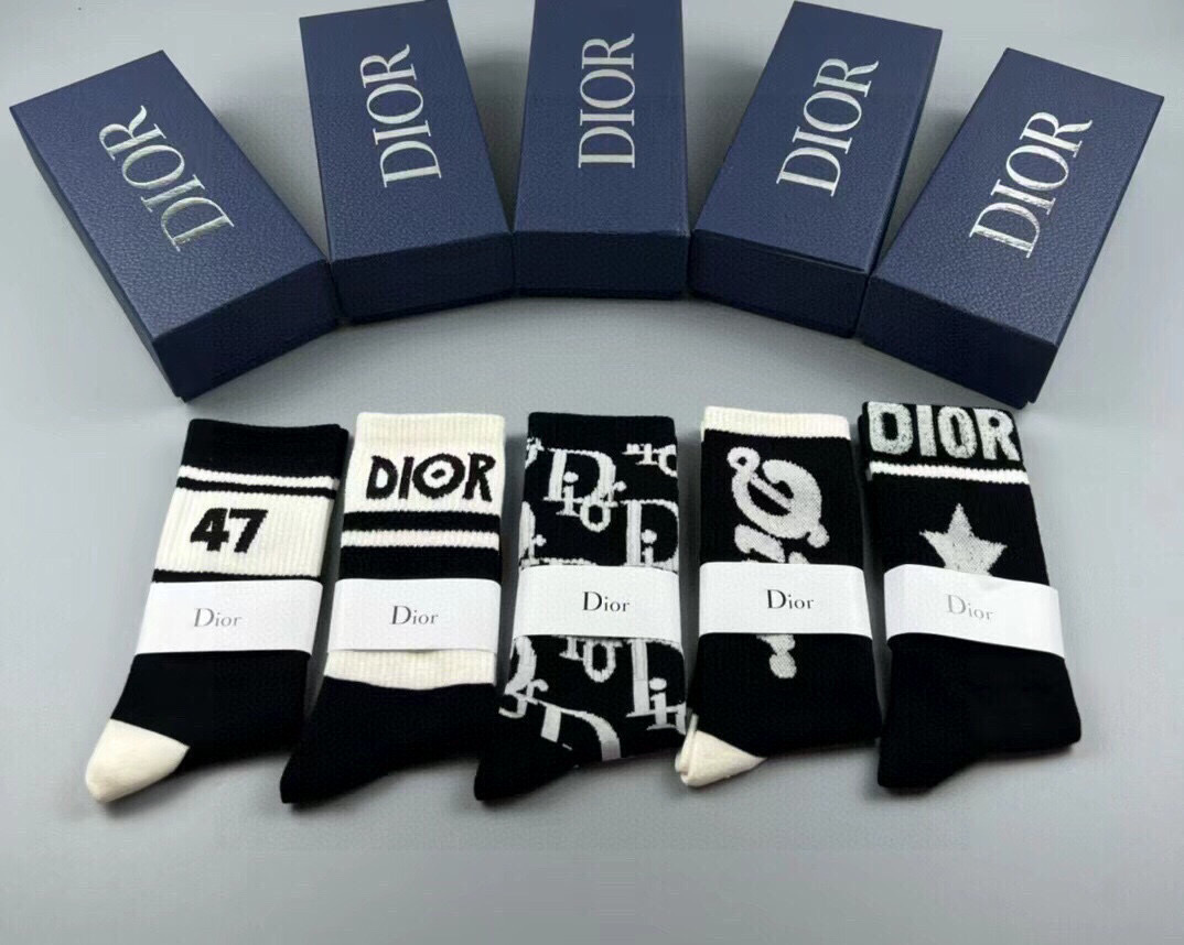  🆕Dior · 迪奥❗️D家新品女款中筒袜子❗️【一盒五双】纯棉材质，上脚柔软舒适，满满的老花经典lo