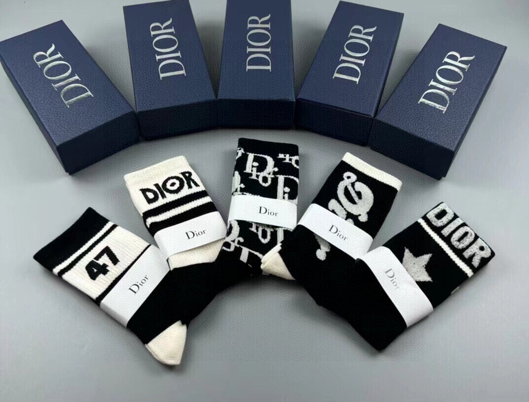  🆕Dior · 迪奥❗️D家新品女款中筒袜子❗️【一盒五双】纯棉材质，上脚柔软舒适，满满的老花经典lo