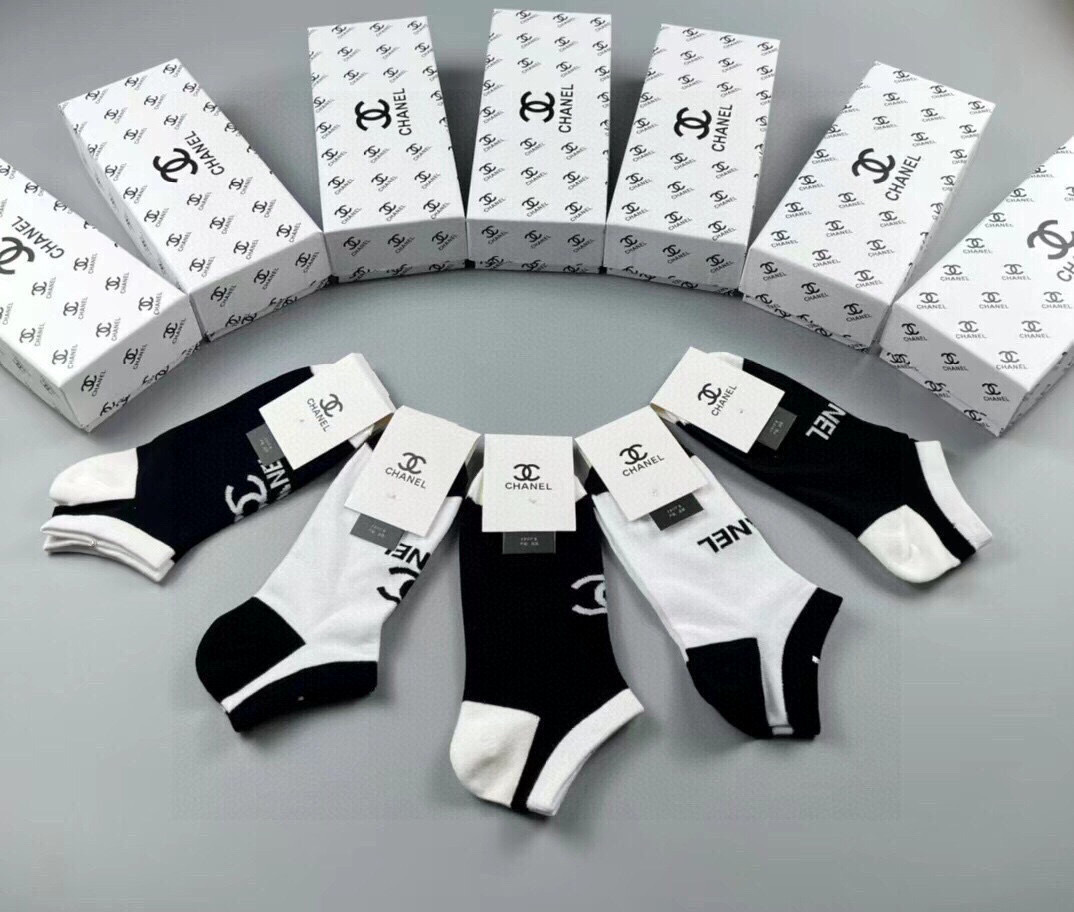  🆕CHANEL · 香奈儿❗️香奶奶家新品女款袜子❗️【一盒五双】纯棉材质，柔软舒适透气，提花经典品牌