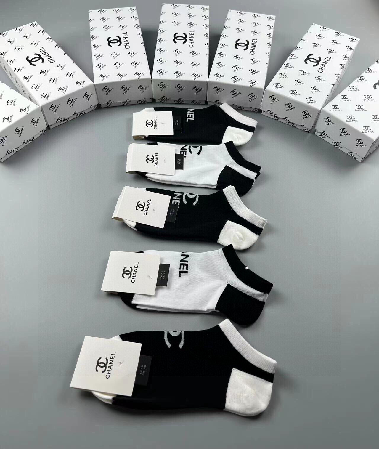  🆕CHANEL · 香奈儿❗️香奶奶家新品女款袜子❗️【一盒五双】纯棉材质，柔软舒适透气，提花经典品牌