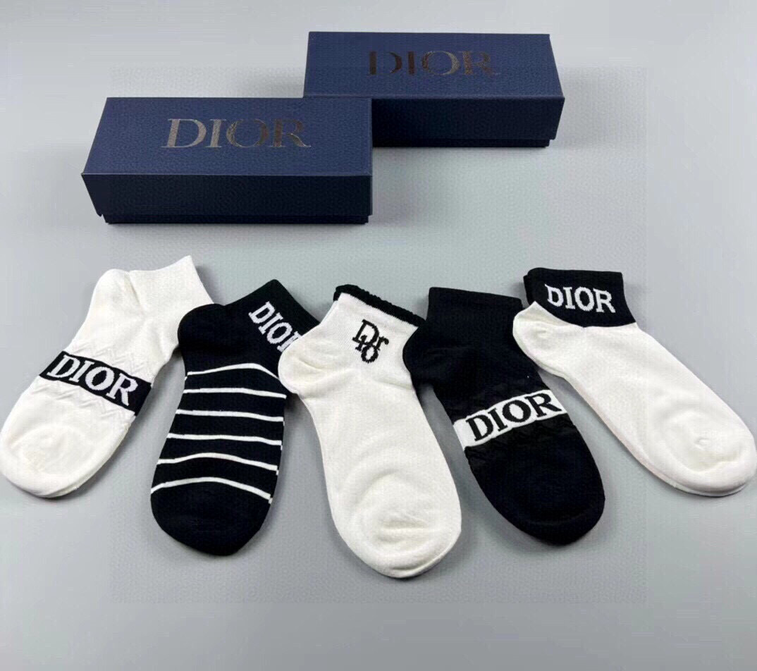  🆕Dior · 迪奥❗️D家新品女款短款袜子❗️【一盒五双】纯棉材质，上脚柔软舒适，经典的D家字母lo
