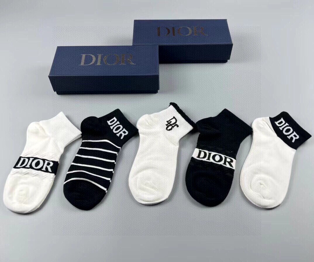  🆕Dior · 迪奥❗️D家新品女款短款袜子❗️【一盒五双】纯棉材质，上脚柔软舒适，经典的D家字母lo