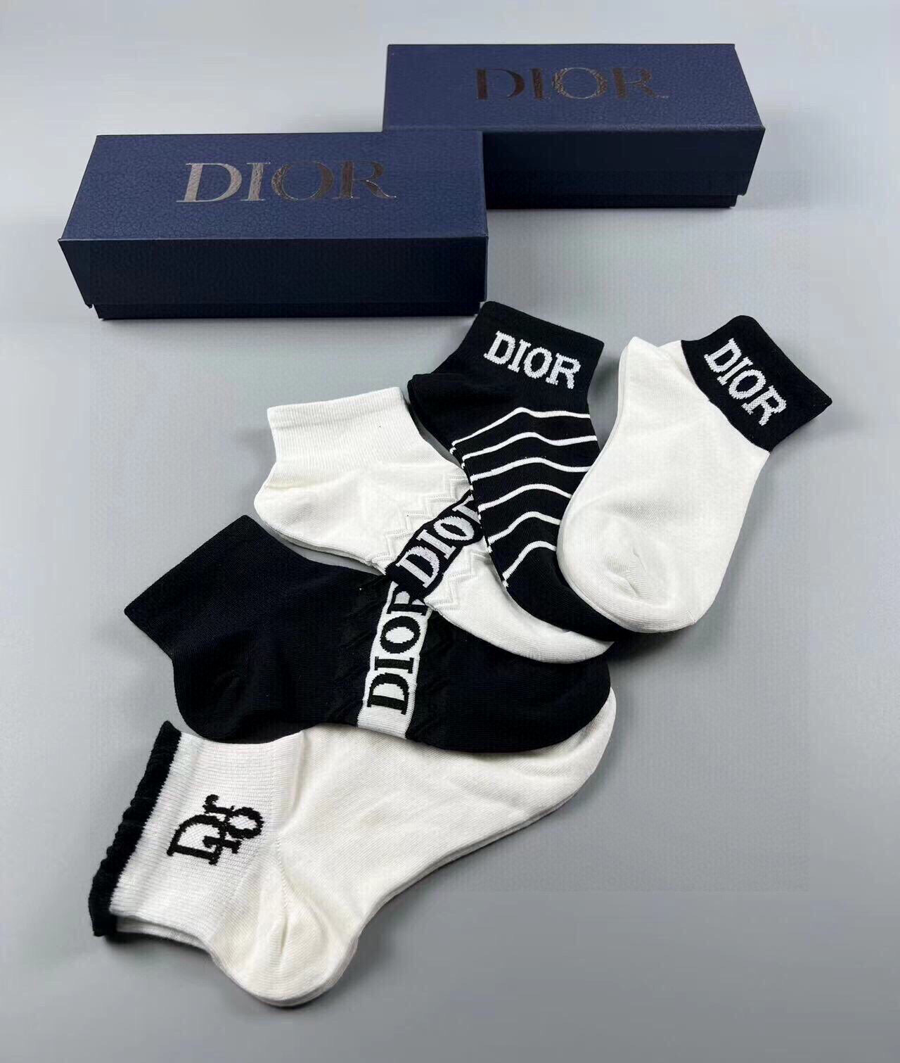 🆕Dior · 迪奥❗️D家新品女款短款袜子❗️【一盒五双】纯棉材质，上脚柔软舒适，经典的D家字母lo