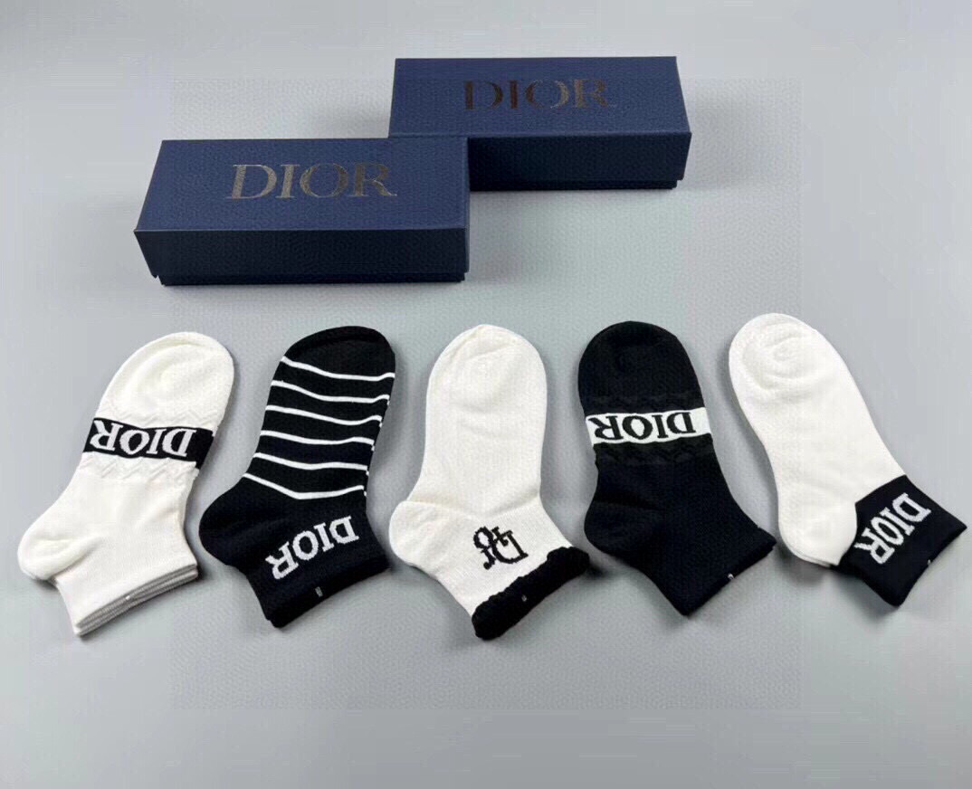  🆕Dior · 迪奥❗️D家新品女款短款袜子❗️【一盒五双】纯棉材质，上脚柔软舒适，经典的D家字母lo