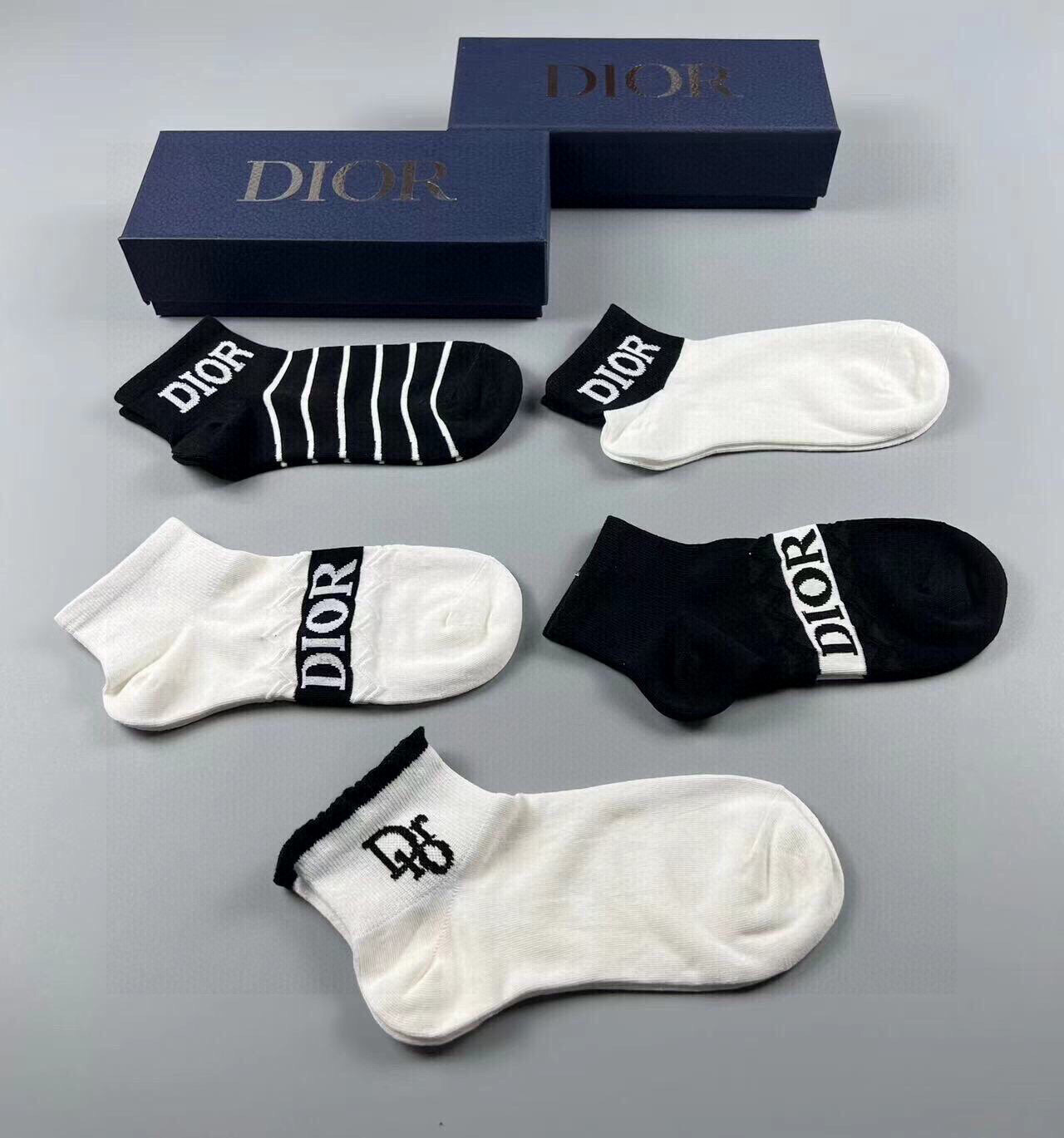  🆕Dior · 迪奥❗️D家新品女款短款袜子❗️【一盒五双】纯棉材质，上脚柔软舒适，经典的D家字母lo