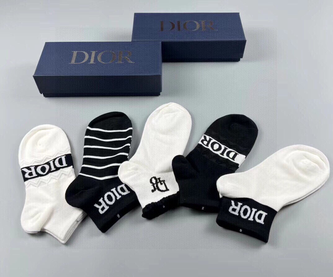  🆕Dior · 迪奥❗️D家新品女款短款袜子❗️【一盒五双】纯棉材质，上脚柔软舒适，经典的D家字母lo