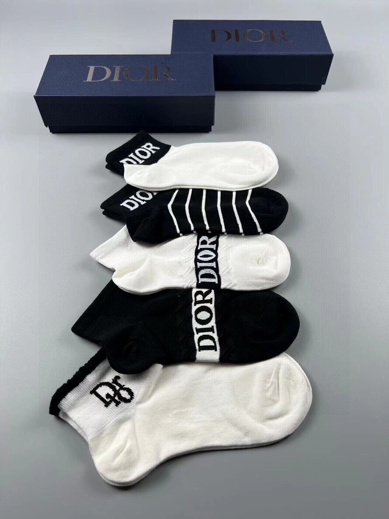  🆕Dior · 迪奥❗️D家新品女款短款袜子❗️【一盒五双】纯棉材质，上脚柔软舒适，经典的D家字母lo